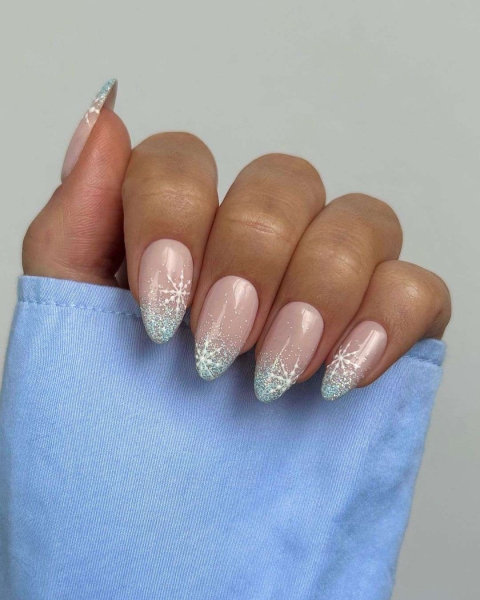 Snowflake nail art is a classic look that can be worn throughout fall and winter. Whether you want a detailed snowflake on each finger, or you want your nails to look flocked, snowy nails are all up to your personal interpretation. We share some of the best versions of the trend, here.