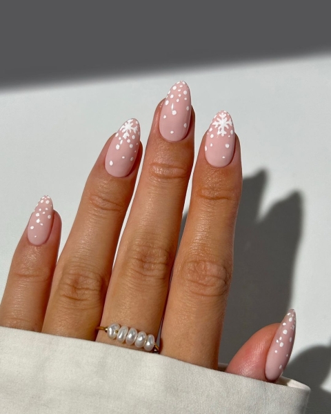 Snowflake nail art is a classic look that can be worn throughout fall and winter. Whether you want a detailed snowflake on each finger, or you want your nails to look flocked, snowy nails are all up to your personal interpretation. We share some of the best versions of the trend, here.