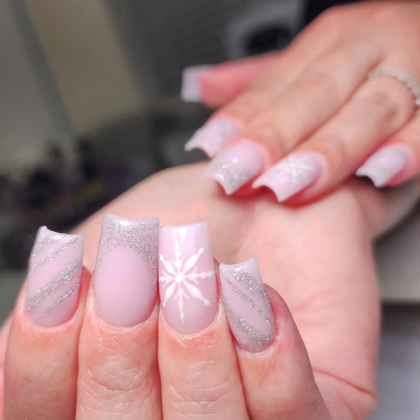 Snowflake nail art is a classic look that can be worn throughout fall and winter. Whether you want a detailed snowflake on each finger, or you want your nails to look flocked, snowy nails are all up to your personal interpretation. We share some of the best versions of the trend, here.