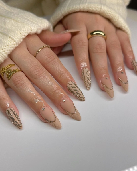 Thanksgiving nail designs can be as simple or intricate as you'd like. Browse 40 examples to serve as inspiration for a festive manicure this season.