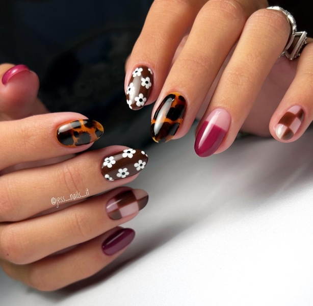 Thanksgiving nail designs can be as simple or intricate as you'd like. Browse 40 examples to serve as inspiration for a festive manicure this season.