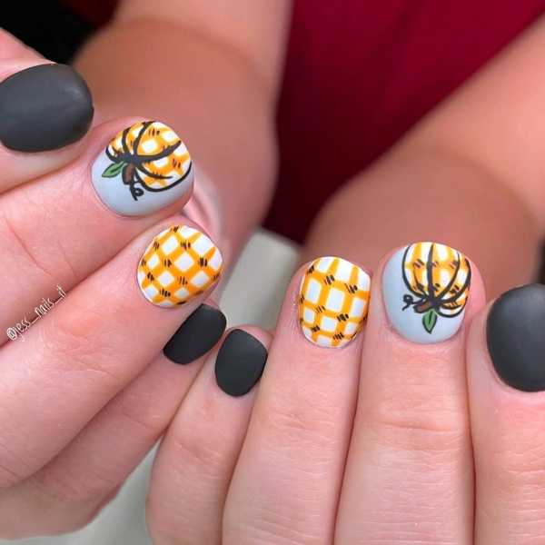 Thanksgiving nail designs can be as simple or intricate as you'd like. Browse 40 examples to serve as inspiration for a festive manicure this season.