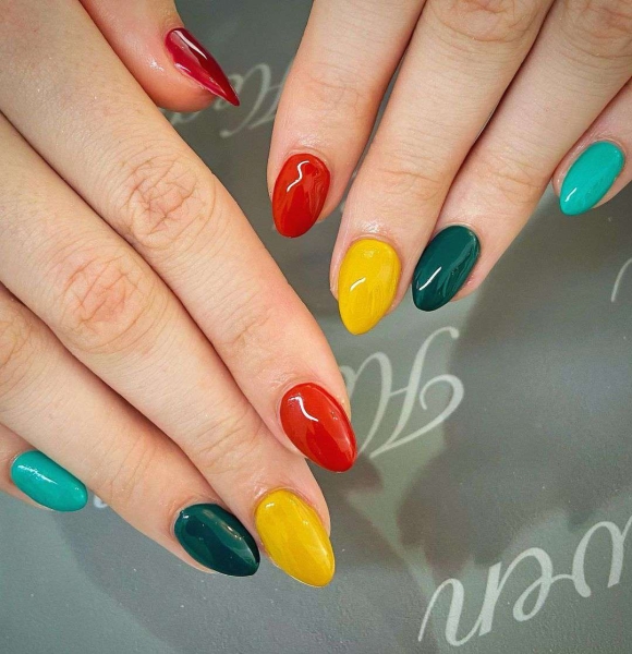 Thanksgiving nail designs can be as simple or intricate as you'd like. Browse 40 examples to serve as inspiration for a festive manicure this season.