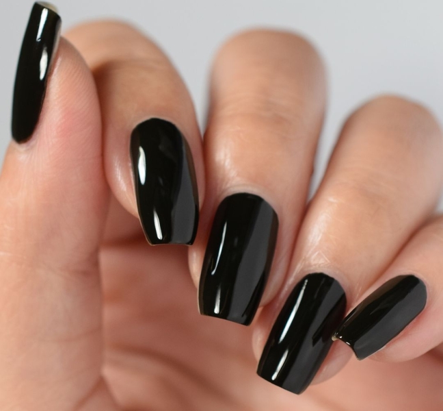 The season for moody manicures is upon us. To inspire your dark fall manicure, browse these sleek and sultry looks.