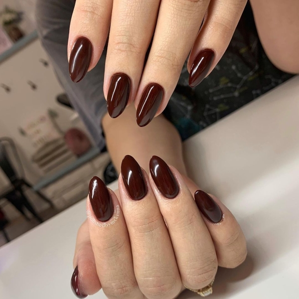 A deeply grounded sign, Capricorn is known for its hardworking and pragmatic nature. But Capricorn also has a taste for the finer things in life, making a sleek and structured manicure a must. Click in to explore manicures that are just right for this season.