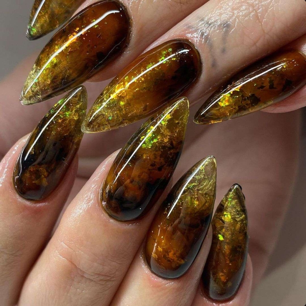 A deeply grounded sign, Capricorn is known for its hardworking and pragmatic nature. But Capricorn also has a taste for the finer things in life, making a sleek and structured manicure a must. Click in to explore manicures that are just right for this season.