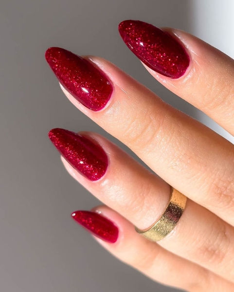 A deeply grounded sign, Capricorn is known for its hardworking and pragmatic nature. But Capricorn also has a taste for the finer things in life, making a sleek and structured manicure a must. Click in to explore manicures that are just right for this season.