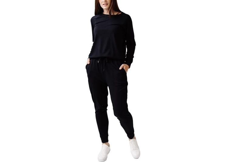 As someone with family located all over the world, my mom and I frequently travel internationally, so over the years, we’re experts on comfy clothing for flights. Shop the best wrinkle-free travel pants from Levi’s, Lululemon, Good American, and Cozy Earth.