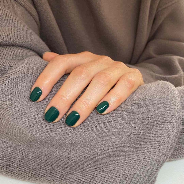 Celebrate the season with a festive manicure. Green Christmas nails run the gamut from minimalist to maximalist—there's something for everyone on the list.