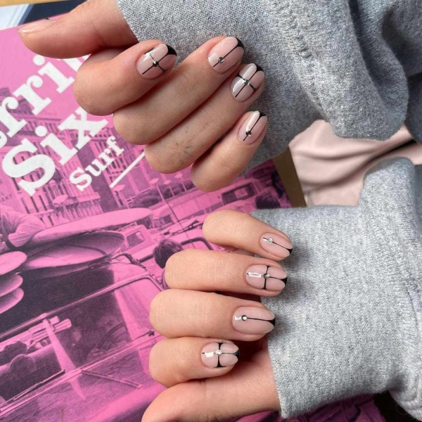 Come winter, shorter lengths leave no room for awkward glove struggles or accidental tugs at your favorite wool cardigan. These 20 short winter nail looks leave nothing to be desired.