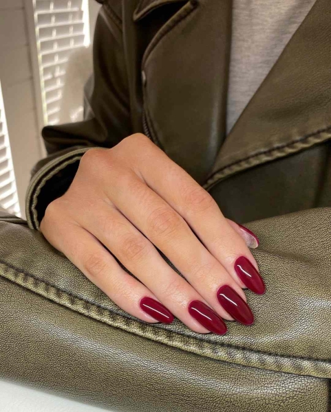 Come winter, shorter lengths leave no room for awkward glove struggles or accidental tugs at your favorite wool cardigan. These 20 short winter nail looks leave nothing to be desired.