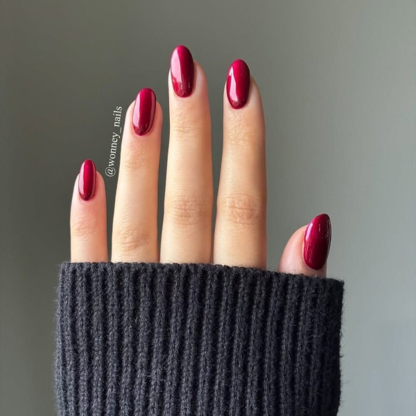 Come winter, shorter lengths leave no room for awkward glove struggles or accidental tugs at your favorite wool cardigan. These 20 short winter nail looks leave nothing to be desired.