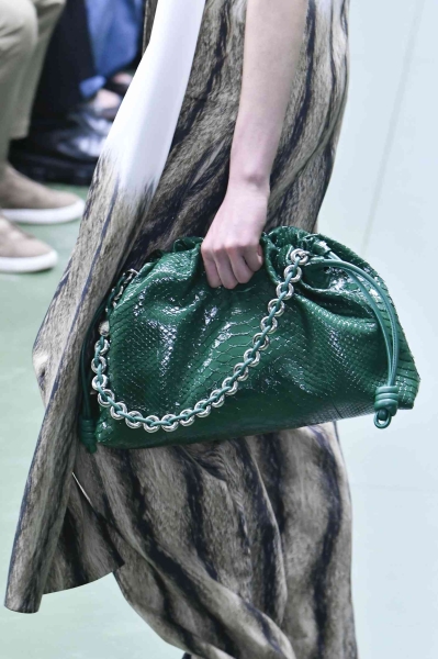 Don’t discount the importance of rethinking your handbag collection this winter. Take a look at five winter handbag trends worth taking note of this season.