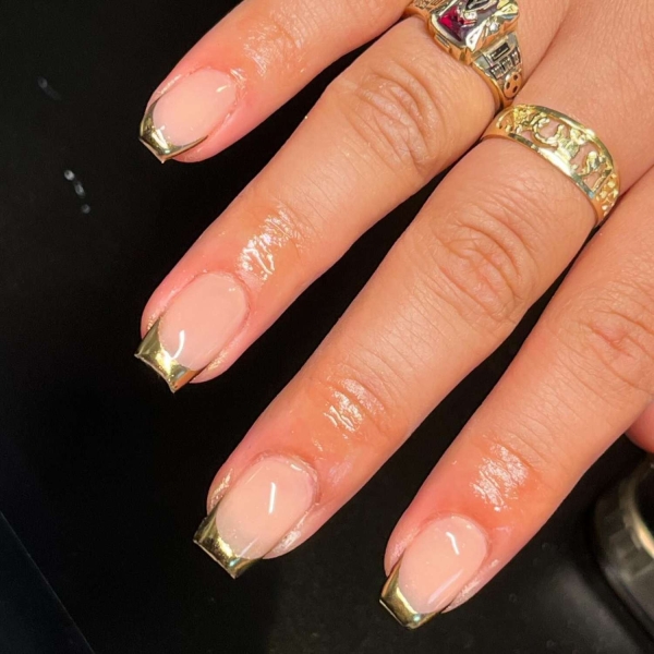 Gold is synonymous with luxury and glamour, making it perfect for the upcoming festive season. Scroll through these 20 stunning gold nail looks that we think you'll absolutely love.