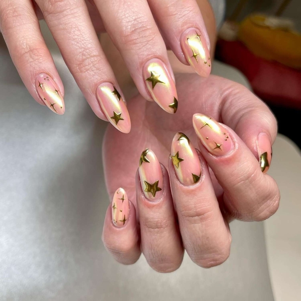 Gold is synonymous with luxury and glamour, making it perfect for the upcoming festive season. Scroll through these 20 stunning gold nail looks that we think you'll absolutely love.