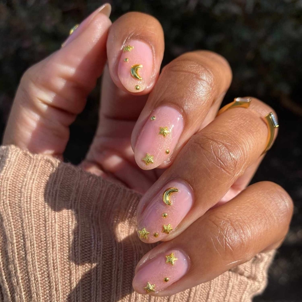 Gold is synonymous with luxury and glamour, making it perfect for the upcoming festive season. Scroll through these 20 stunning gold nail looks that we think you'll absolutely love.