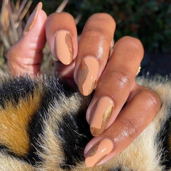 Gold is synonymous with luxury and glamour, making it perfect for the upcoming festive season. Scroll through these 20 stunning gold nail looks that we think you'll absolutely love.