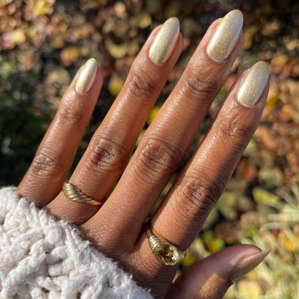 Gold is synonymous with luxury and glamour, making it perfect for the upcoming festive season. Scroll through these 20 stunning gold nail looks that we think you'll absolutely love.