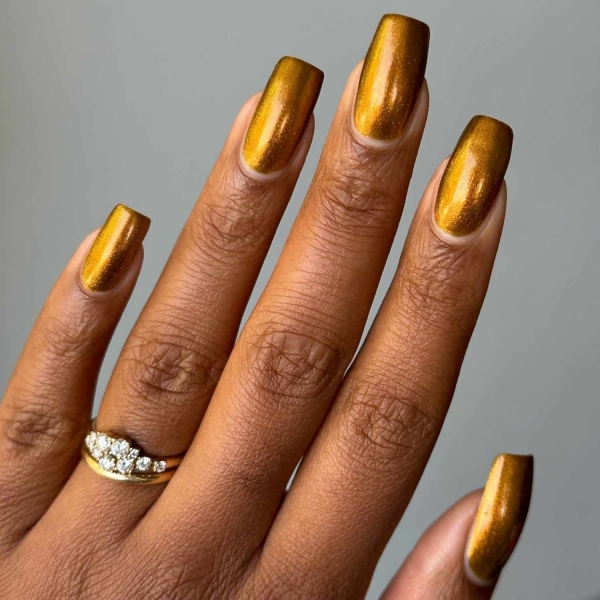 Gold is synonymous with luxury and glamour, making it perfect for the upcoming festive season. Scroll through these 20 stunning gold nail looks that we think you'll absolutely love.