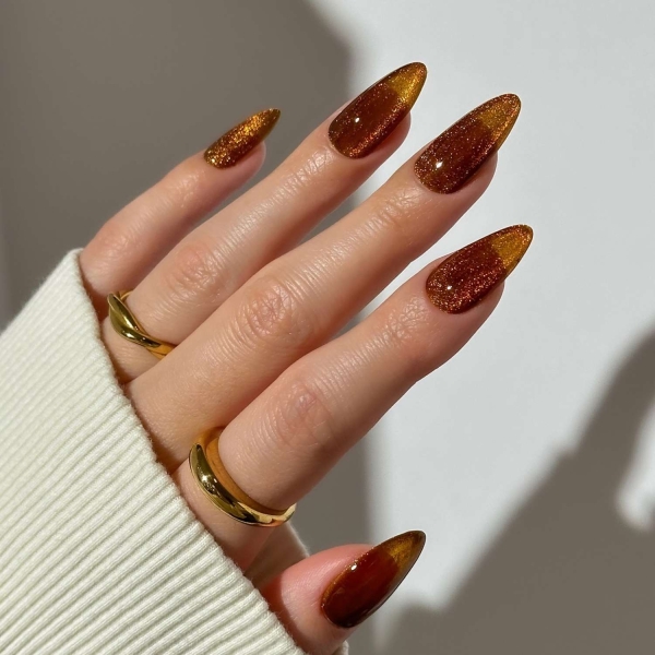 Gold is synonymous with luxury and glamour, making it perfect for the upcoming festive season. Scroll through these 20 stunning gold nail looks that we think you'll absolutely love.