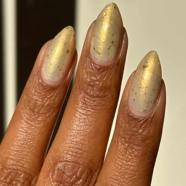 Gold is synonymous with luxury and glamour, making it perfect for the upcoming festive season. Scroll through these 20 stunning gold nail looks that we think you'll absolutely love.