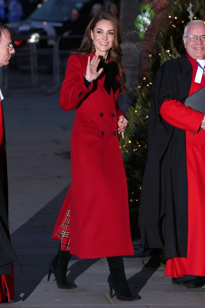 Kate Middleton's Christmas concert outfit featured a giant black velvet bow that's detachable. She first debuted the neatly-tied ribbon on Remembrance Sunday last month while wearing a black Catherine Walker coat.