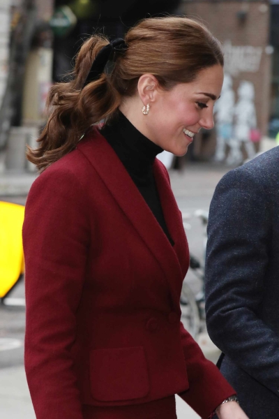 Kate Middleton's Christmas concert outfit featured a giant black velvet bow that's detachable. She first debuted the neatly-tied ribbon on Remembrance Sunday last month while wearing a black Catherine Walker coat.