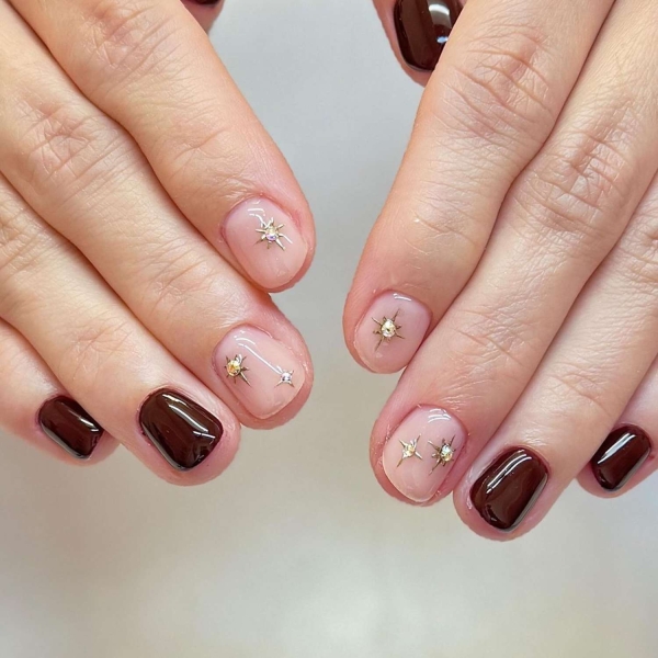 Looking for a little end-of-year mani inspo? Here, manicurists reveal their favorite December nail ideas. Along with the expected holly-jolly palettes, the nail artists we spoke with forecast bows, silver and gold accents, elevated French tips, and frosty chrome finishes to reign supreme this holiday season.