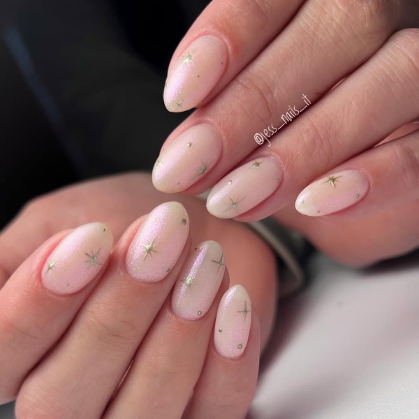 Looking for simple winter nail designs? Check out these 20 chic, cozy, and understated nail looks. From glazed donut nails to a chrome French manicure, there's something for everyone.