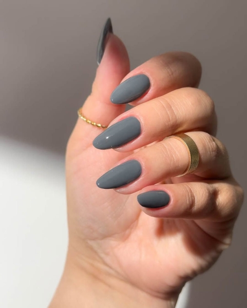 Looking for simple winter nail designs? Check out these 20 chic, cozy, and understated nail looks. From glazed donut nails to a chrome French manicure, there's something for everyone.