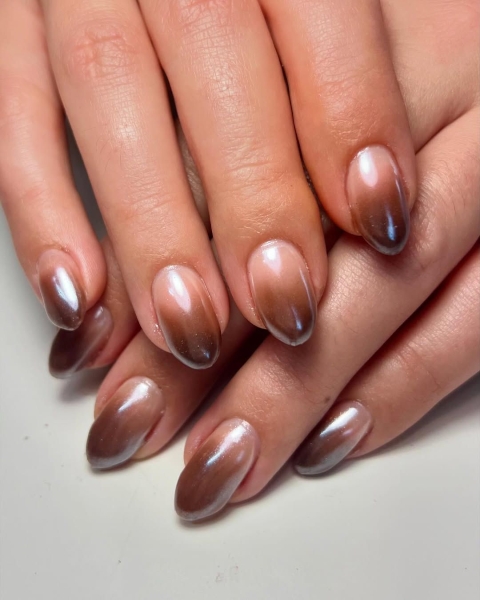 Looking for simple winter nail designs? Check out these 20 chic, cozy, and understated nail looks. From glazed donut nails to a chrome French manicure, there's something for everyone.