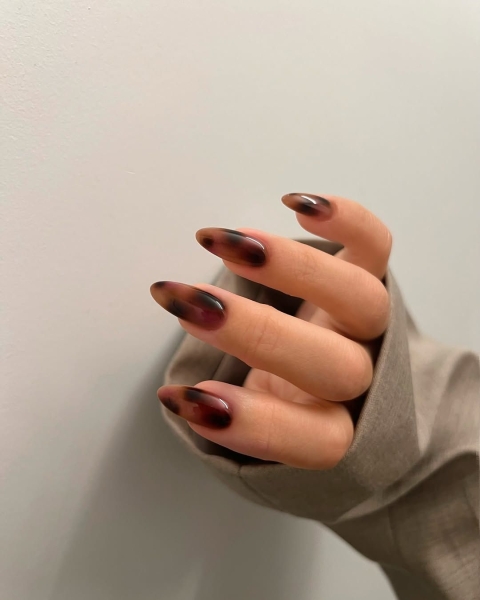 Looking for simple winter nail designs? Check out these 20 chic, cozy, and understated nail looks. From glazed donut nails to a chrome French manicure, there's something for everyone.