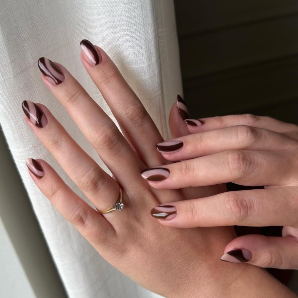 Looking for simple winter nail designs? Check out these 20 chic, cozy, and understated nail looks. From glazed donut nails to a chrome French manicure, there's something for everyone.