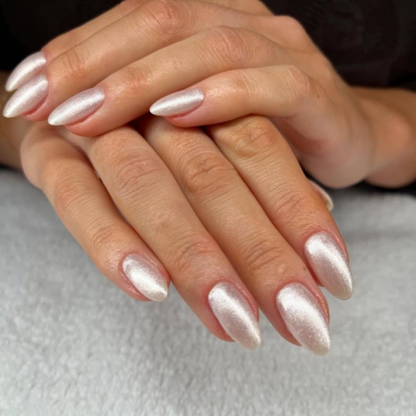 Looking for simple winter nail designs? Check out these 20 chic, cozy, and understated nail looks. From glazed donut nails to a chrome French manicure, there's something for everyone.