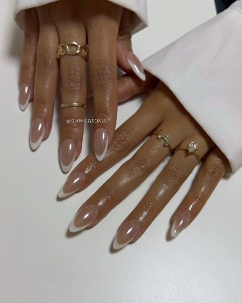 Looking for simple winter nail designs? Check out these 20 chic, cozy, and understated nail looks. From glazed donut nails to a chrome French manicure, there's something for everyone.