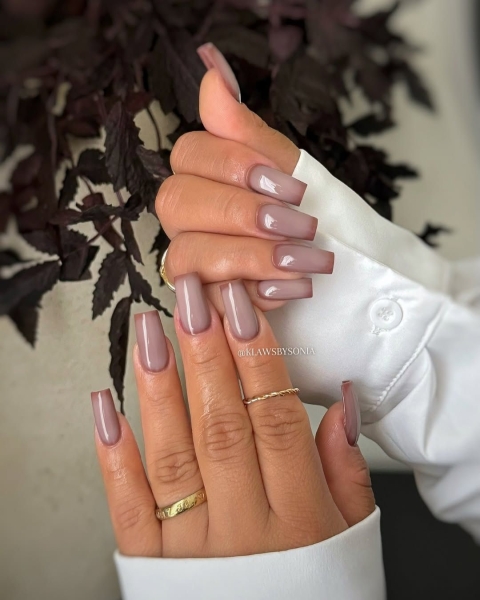 Looking for simple winter nail designs? Check out these 20 chic, cozy, and understated nail looks. From glazed donut nails to a chrome French manicure, there's something for everyone.