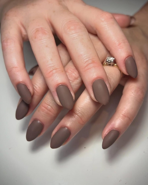 Looking for simple winter nail designs? Check out these 20 chic, cozy, and understated nail looks. From glazed donut nails to a chrome French manicure, there's something for everyone.