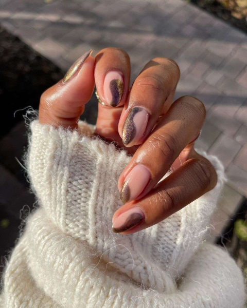 Whether it’s for a special occasion or just an ordinary day in need of a little sparkle, glitter nails are the perfect way to add some eye-catching charm to your look.