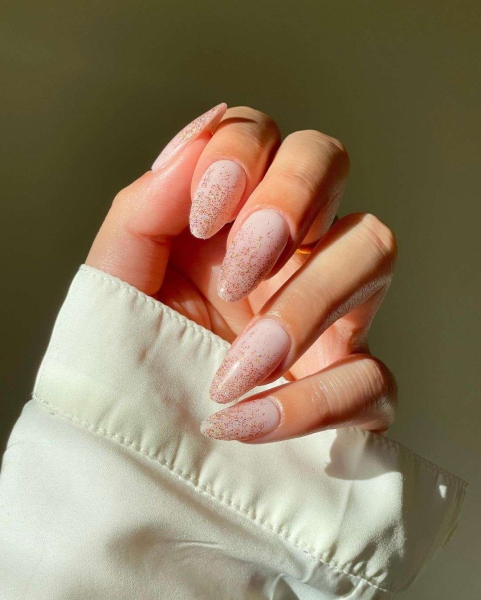 Whether it’s for a special occasion or just an ordinary day in need of a little sparkle, glitter nails are the perfect way to add some eye-catching charm to your look.