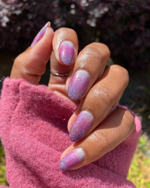 Whether it’s for a special occasion or just an ordinary day in need of a little sparkle, glitter nails are the perfect way to add some eye-catching charm to your look.