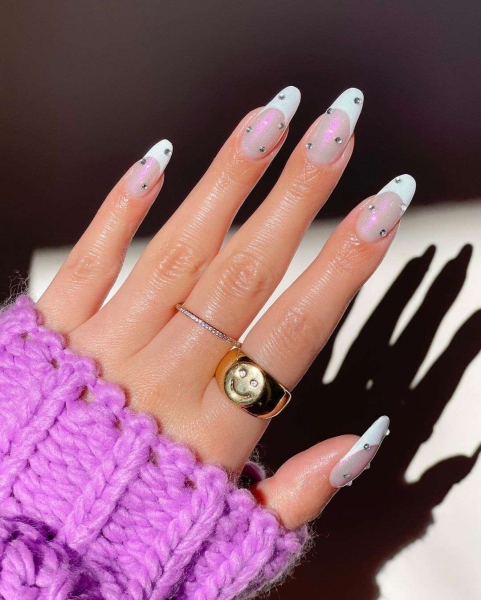 Whether it’s for a special occasion or just an ordinary day in need of a little sparkle, glitter nails are the perfect way to add some eye-catching charm to your look.