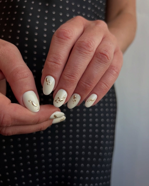 Whether you go for a classic French manicure, a milky-white base, or pop on a glittery top coat, you'll be left with a look that's festive for the season in an understated way. Browse through 20 stunning winter white nail ideas and screenshot your faves for your next manicure.