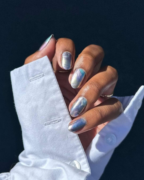 An icy blue nail look can complement a winter white outfit or a cozy gray sweater. So pairing a layer of chrome powder with shades of periwinkle, navy, or teal creates the perfect look.