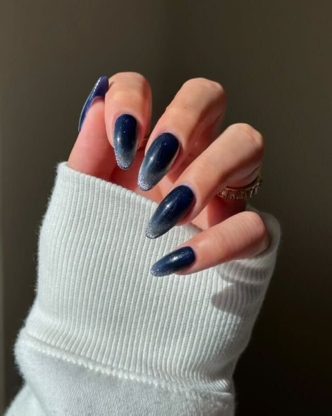 An icy blue nail look can complement a winter white outfit or a cozy gray sweater. So pairing a layer of chrome powder with shades of periwinkle, navy, or teal creates the perfect look.