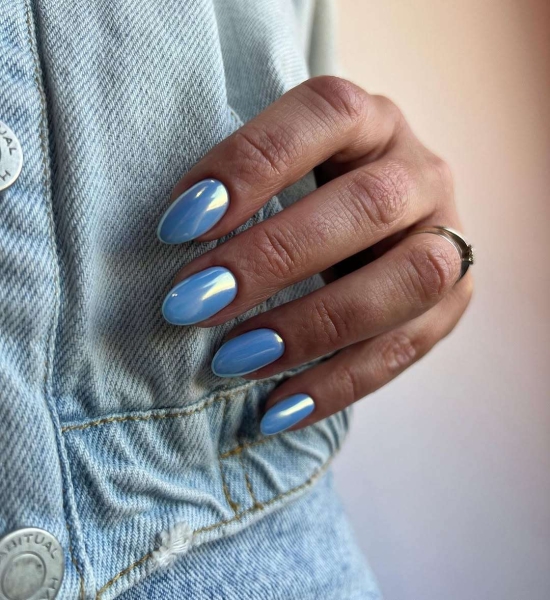 An icy blue nail look can complement a winter white outfit or a cozy gray sweater. So pairing a layer of chrome powder with shades of periwinkle, navy, or teal creates the perfect look.