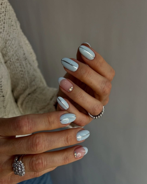 An icy blue nail look can complement a winter white outfit or a cozy gray sweater. So pairing a layer of chrome powder with shades of periwinkle, navy, or teal creates the perfect look.