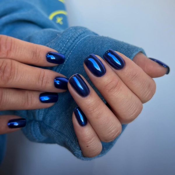 An icy blue nail look can complement a winter white outfit or a cozy gray sweater. So pairing a layer of chrome powder with shades of periwinkle, navy, or teal creates the perfect look.