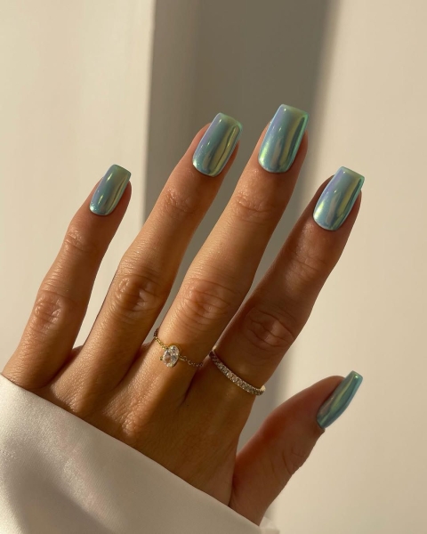 An icy blue nail look can complement a winter white outfit or a cozy gray sweater. So pairing a layer of chrome powder with shades of periwinkle, navy, or teal creates the perfect look.