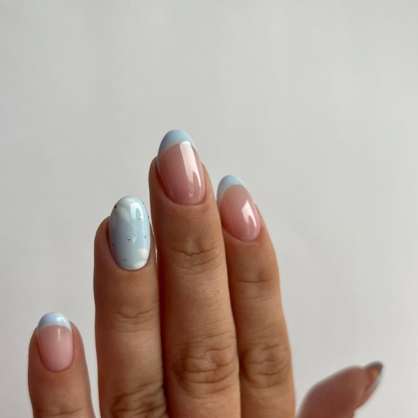 An icy blue nail look can complement a winter white outfit or a cozy gray sweater. So pairing a layer of chrome powder with shades of periwinkle, navy, or teal creates the perfect look.