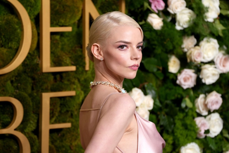 From Zendaya's waved bob to Zoë Kravitz's smoky eyeliner, the 2025 Golden Globes were stacked with epic beauty moments. Here, see all the biggest beauty moments from the night.